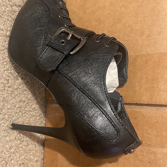 NYLA ankle open toes pumps. Pairs well with a pencil skirt. - Picture 2 of 5